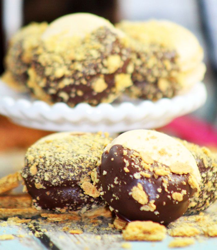 Make these delicious S'mores macarons - a showstopping dessert recipe perfect for parties and special occasions! It's mouth-watering and great food for entertaining.