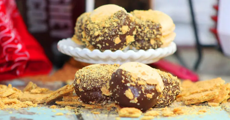 Make these delicious S'mores macarons - a showstopping dessert recipe perfect for parties and special occasions! It's mouth-watering and great food for entertaining.