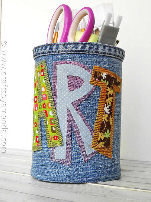 Make super easy crafts from old jeans! These 16 recycled denim crafts and DIY ideas are perfect for upcycling and repurposing old clothing. They make great teen crafts too :)