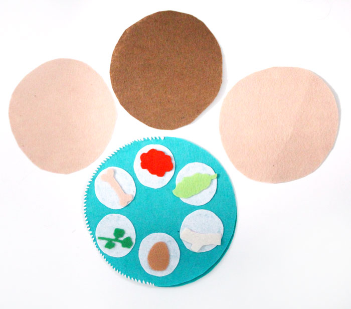 Make an easy interactive felt seder plate craft for toddlers to play with! This DIY toy for Pesach or Passover is easy to make and perfect for pretend play to celebrate the Jewish holiday.