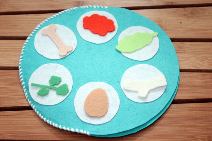 Make an easy interactive felt seder plate craft for toddlers to play with! This DIY toy for Pesach or Passover is easy to make and perfect for pretend play to celebrate the Jewish holiday.