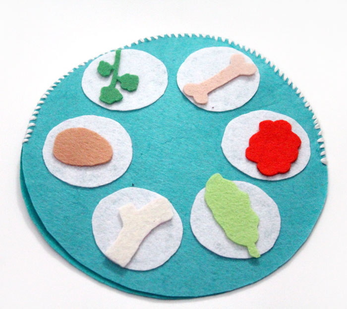 Make an easy interactive felt seder plate craft for toddlers to play with! This DIY toy for Pesach or Passover is easy to make and perfect for pretend play to celebrate the Jewish holiday.