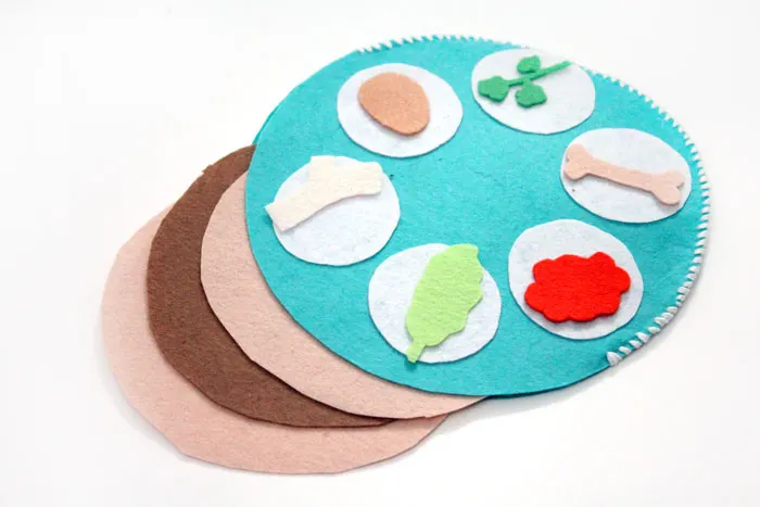 Make an easy interactive felt seder plate craft for toddlers to play with! This DIY toy for Pesach or Passover is easy to make and perfect for pretend play to celebrate the Jewish holiday.