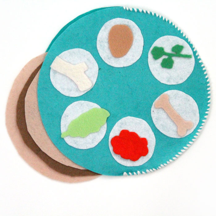 Make an easy interactive felt seder plate craft for toddlers to play with! This DIY toy for Pesach or Passover is easy to make and perfect for pretend play to celebrate the Jewish holiday.