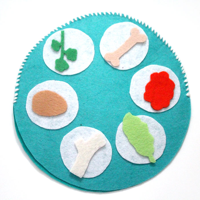 Make an easy interactive felt seder plate craft for toddlers to play with! This DIY toy for Pesach or Passover is easy to make and perfect for pretend play to celebrate the Jewish holiday.