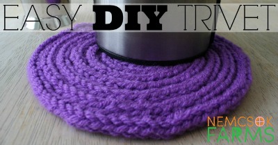 make a furry mug hug to upgrade your drink! this DIY coffee mug cozy is a great beginner knitting tutorial and an easy project to learn to knit with! And it's so super funky too...