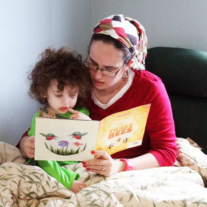 Do you read aloud to your child at bedtime? You should! Here are 21 ways to bond at bedtime with your toddler or young child | Parenting tips