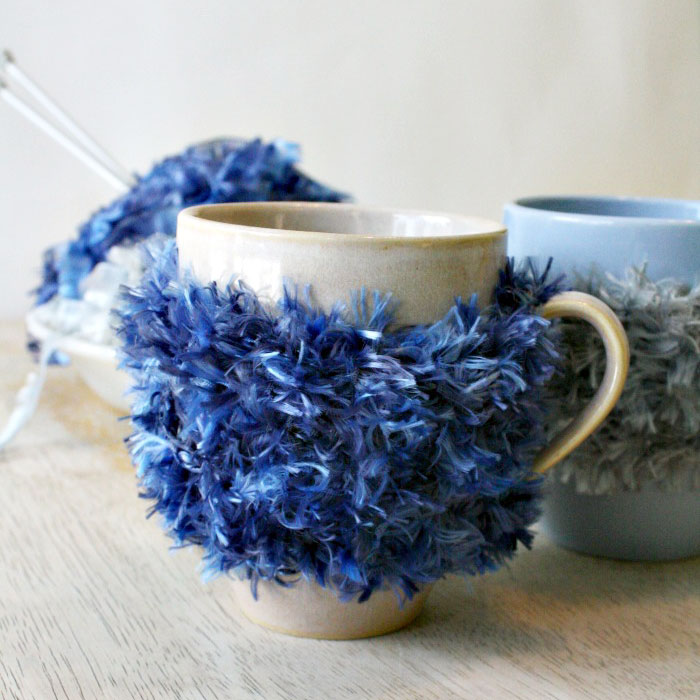 make a furry mug hug to upgrade your drink! this DIY coffee mug cozy is a great beginner knitting tutorial and an easy project to learn to knit with! And it's so super funky too...