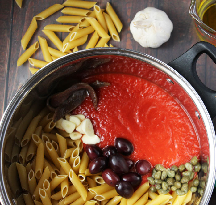 Make this delicious pasta puttanesca one-pot dinner recipe! This easy single dish meal is totally kid-friendly, plus it's kosher too! Perfect for busy moms...