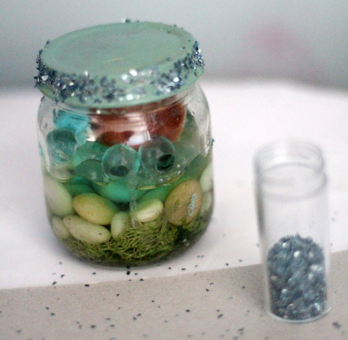 Have a favorite seashell? Make this beautiful beach-in-a-jar seashell keepsake craft to display! It's a great summer sea-inspired centerpiece, or just-for-fun idea for kids, adults, and teens!