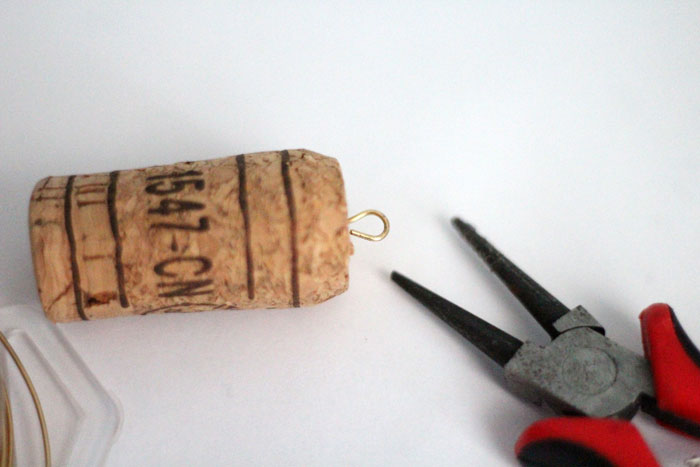 I'm always looking for ways to recycle wine corks and this DIY cork necklace craft is so easy and pretty! It's a beginner jewelry making craft, cheap, and great for teens too!