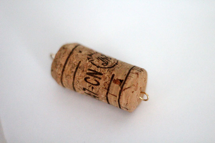 I'm always looking for ways to recycle wine corks and this DIY cork necklace craft is so easy and pretty! It's a beginner jewelry making craft, cheap, and great for teens too!