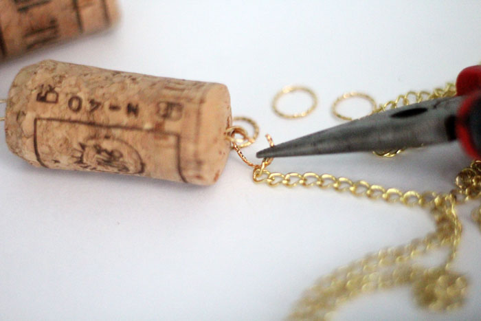 I'm always looking for ways to recycle wine corks and this DIY cork necklace craft is so easy and pretty! It's a beginner jewelry making craft, cheap, and great for teens too!