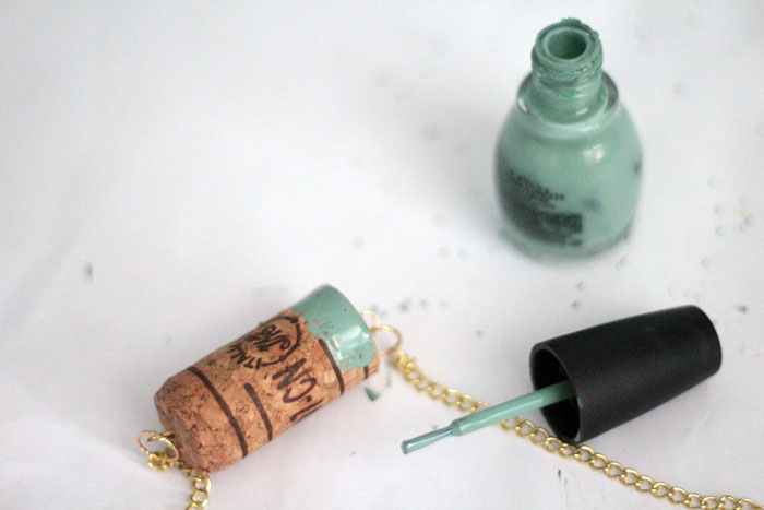 I'm always looking for ways to recycle wine corks and this DIY cork necklace craft is so easy and pretty! It's a beginner jewelry making craft, cheap, and great for teens too!