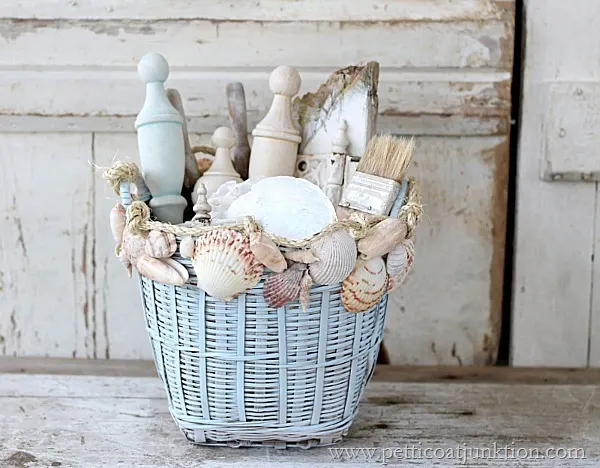 If you've got piles of sea shells, click for 18 of the best seashell crafts around - from keepsakes to DIY jewelry, from kids crafts to teen to things for moms to make. There's something for everyone!