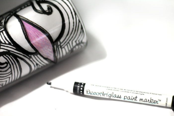 These DIY painted glasses are so cool - made using free printable adult coloring pages! They are an amazing DIY gift - they look beautiful and are dishwasher safe.