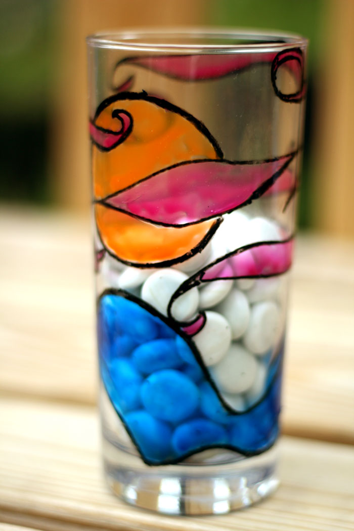 These DIY painted glasses are so cool - made using free printable adult coloring pages! They are an amazing DIY gift - they look beautiful and are dishwasher safe.