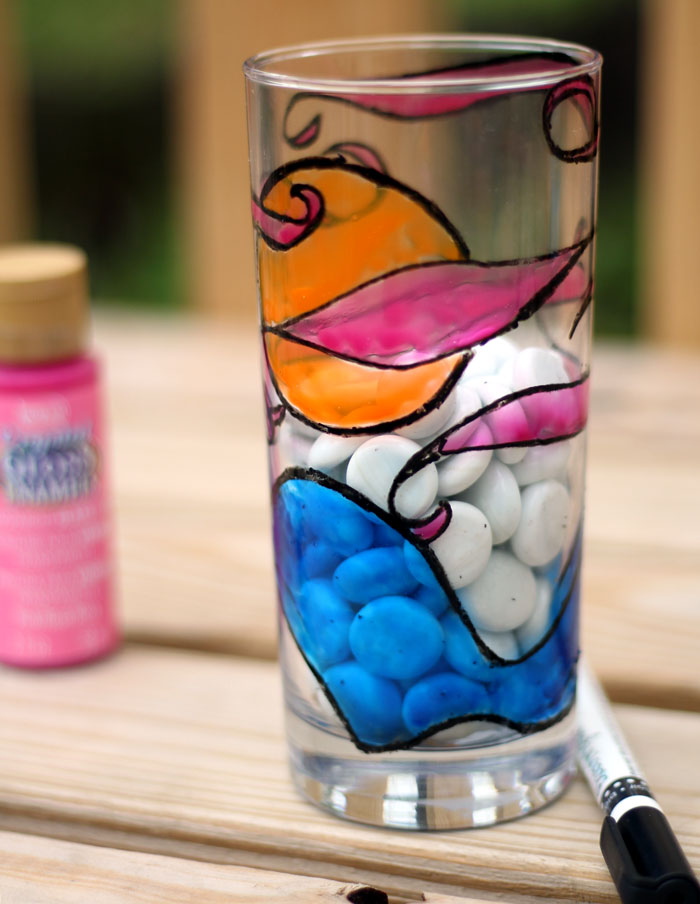 These DIY painted glasses are so cool - made using free printable adult coloring pages! They are an amazing DIY gift - they look beautiful and are dishwasher safe.