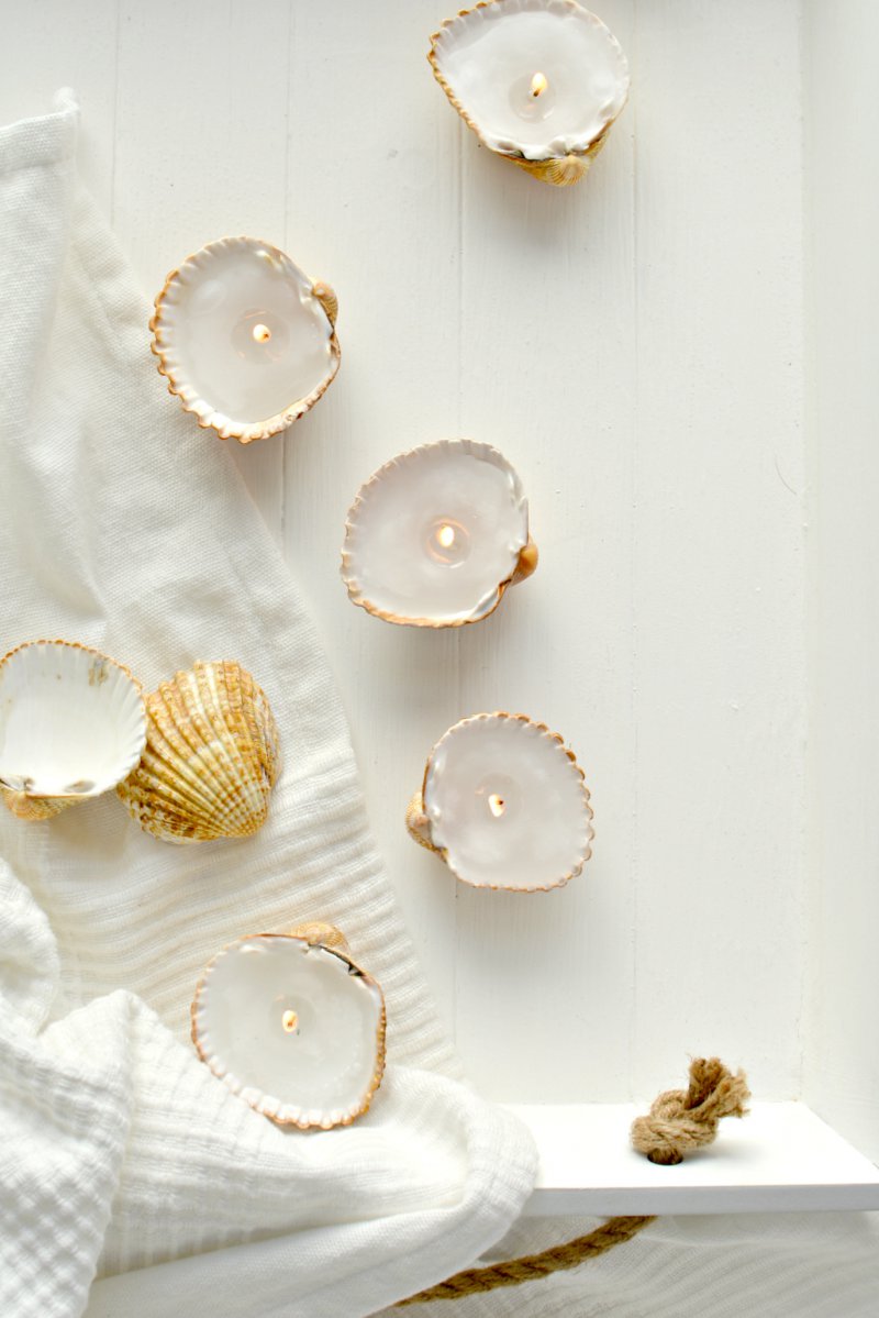 If you've got piles of sea shells, click for 18 of the best seashell crafts around - from keepsakes to DIY jewelry, from kids crafts to teen to things for moms to make. There's something for everyone!