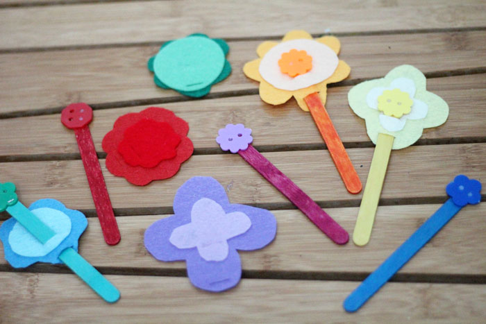 The easiest DIY fine motor toy to make for toddlers and preschoolers! I love these color-matching flowers - a great activity for my toddler to learn and practice colors and fine motor skills at the same time.