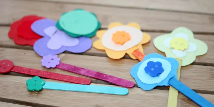 The easiest DIY fine motor toy to make for toddlers and preschoolers! I love these color-matching flowers - a great activity for my toddler to learn and practice colors and fine motor skills at the same time.