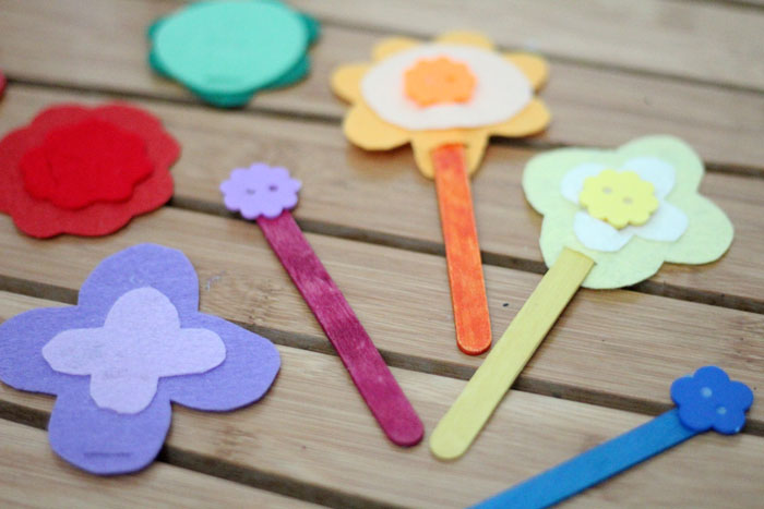 The easiest DIY fine motor toy to make for toddlers and preschoolers! I love these color-matching flowers - a great activity for my toddler to learn and practice colors and fine motor skills at the same time.