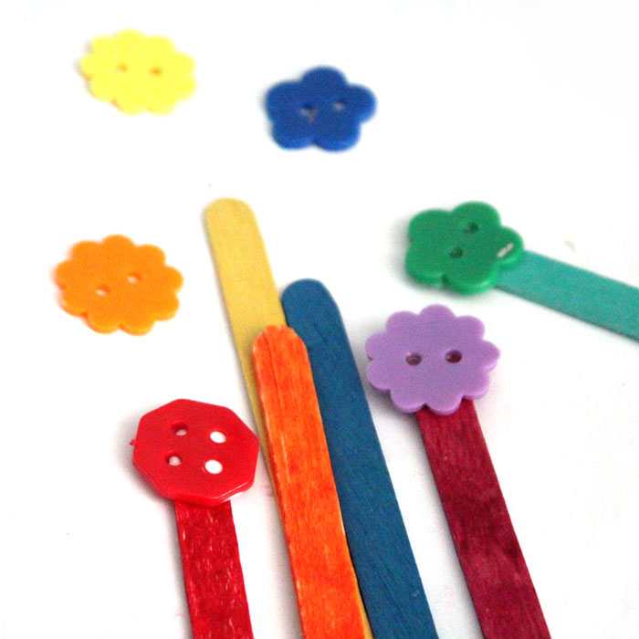The easiest DIY fine motor toy to make for toddlers and preschoolers! I love these color-matching flowers - a great activity for my toddler to learn and practice colors and fine motor skills at the same time.