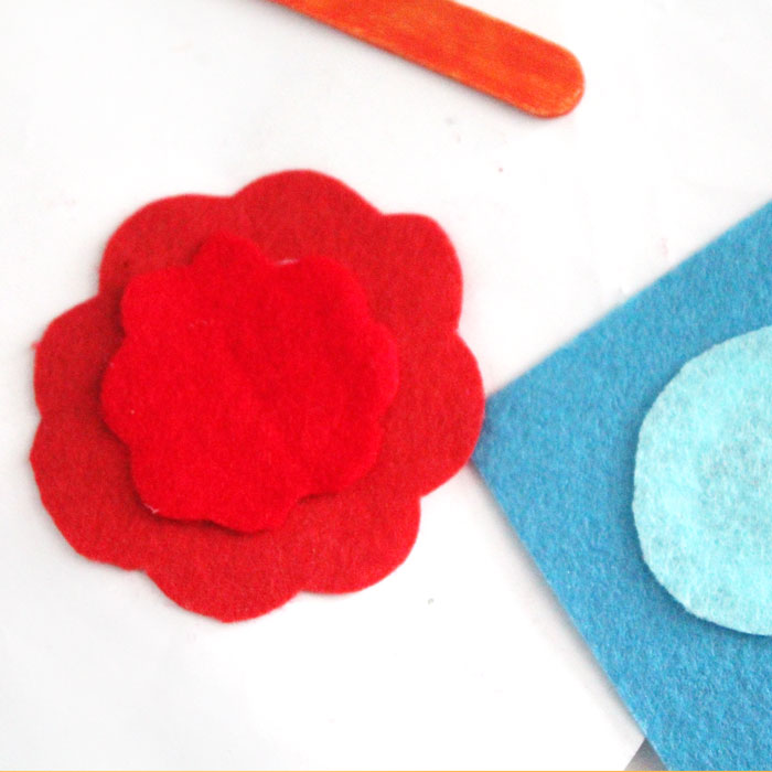 The easiest DIY fine motor toy to make for toddlers and preschoolers! I love these color-matching flowers - a great activity for my toddler to learn and practice colors and fine motor skills at the same time.