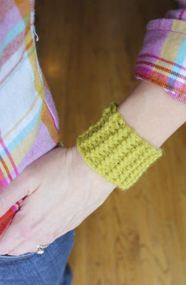 Do you think that knitting has passed its prime? Not true!! These 18 knitting projects for teens and tweens will prove that knitting IS cool! These knit crafts include home decor, accessories, and more!