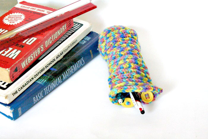 I love this cool DIY knit pencil case - aren't those buttons fab? It's perfect for back to school for kids and teens, for storing adult coloring supplies, and is quite a unique DIY school supply