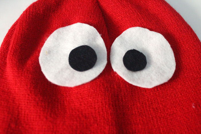 I made this easy DIY Elmo costume for my toddler in minutes! It's a simple, frugal, easy costume idea for toddlers or preschoolers who love Sesame Street and is a no-sew solution for moms who need to do things quickly. Perfect for Halloween or Purim.