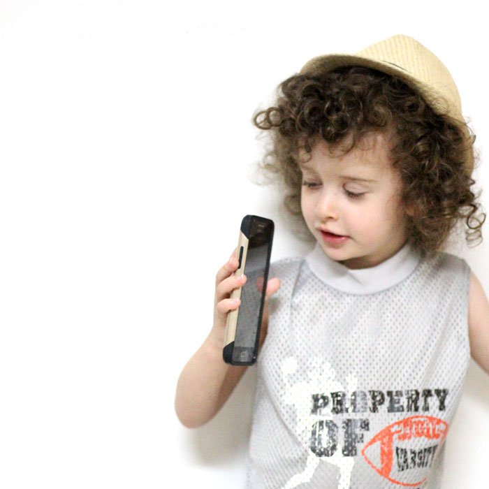Some of the best parenting tips for teaching children phone etiquette - boyh rules for phone manners and tips for how to teach it! This is SO important when giving kids their first cellphones and the new school year is a great time to do this!