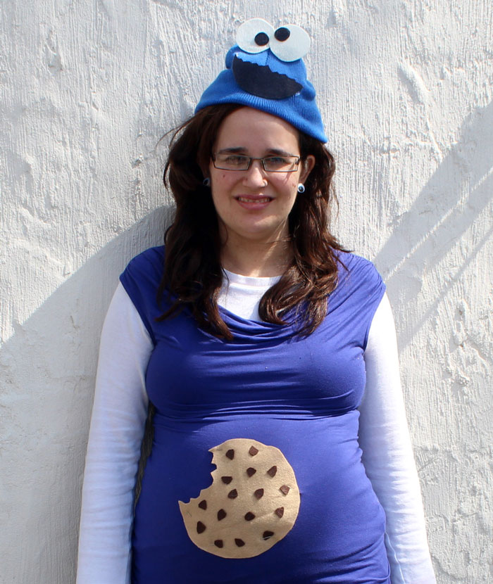 This DIY cookie monster costume is a perfect costume for pregnant lady! You can make the maternity version or use the same tutorial for a toddler or young kid. It's a no-sew tutorial of course, and perfect for Halloween, Purim or pretend play!