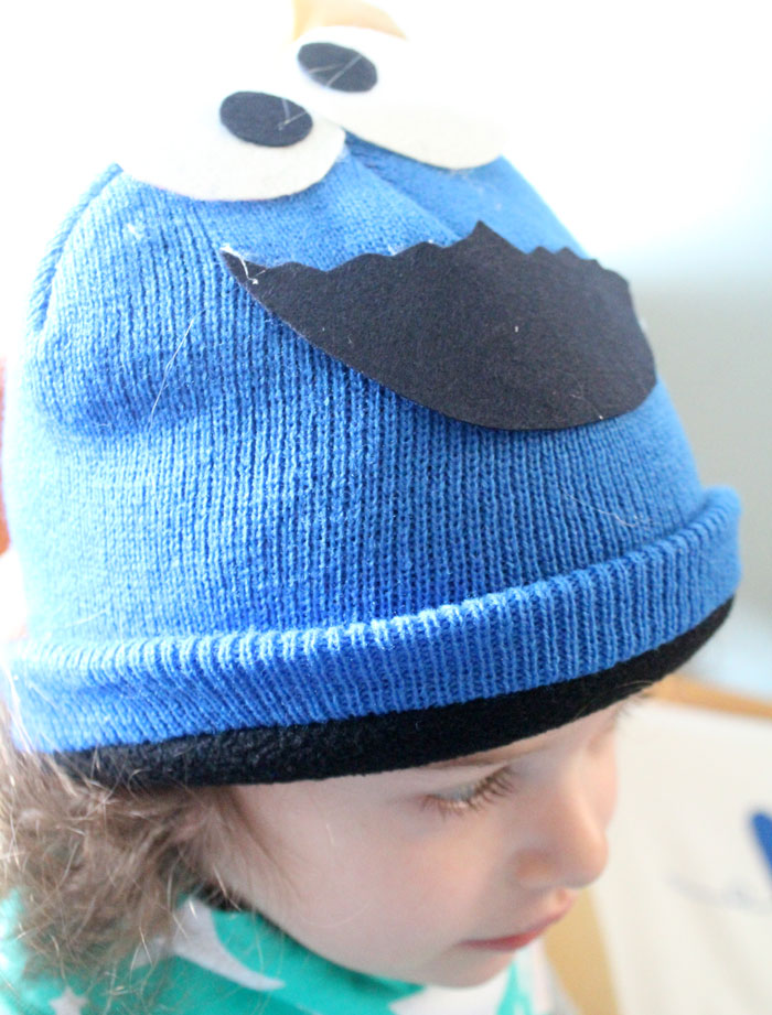 This DIY cookie monster costume is a perfect costume for pregnant lady! You can make the maternity version or use the same tutorial for a toddler or young kid. It's a no-sew tutorial of course, and perfect for Halloween, Purim or pretend play!