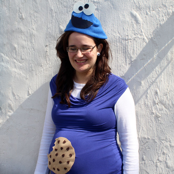 This DIY cookie monster costume is a perfect costume for pregnant lady! You can make the maternity version or use the same tutorial for a toddler or young kid. It's a no-sew tutorial of course, and perfect for Halloween, Purim or pretend play!