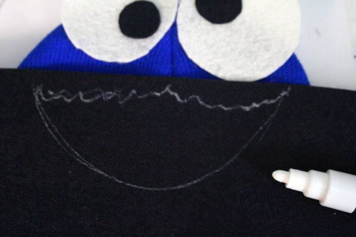 This DIY cookie monster costume is a perfect costume for pregnant lady! You can make the maternity version or use the same tutorial for a toddler or young kid. It's a no-sew tutorial of course, and perfect for Halloween, Purim or pretend play!