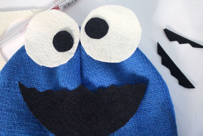 This DIY cookie monster costume is a perfect costume for pregnant lady! You can make the maternity version or use the same tutorial for a toddler or young kid. It's a no-sew tutorial of course, and perfect for Halloween, Purim or pretend play!