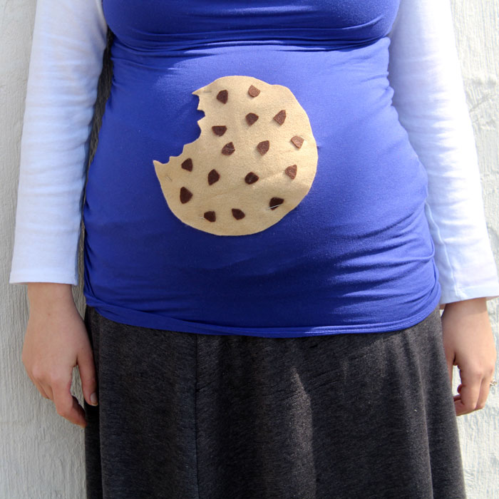 This DIY cookie monster costume is a perfect costume for pregnant lady! You can make the maternity version or use the same tutorial for a toddler or young kid. It's a no-sew tutorial of course, and perfect for Halloween, Purim or pretend play!