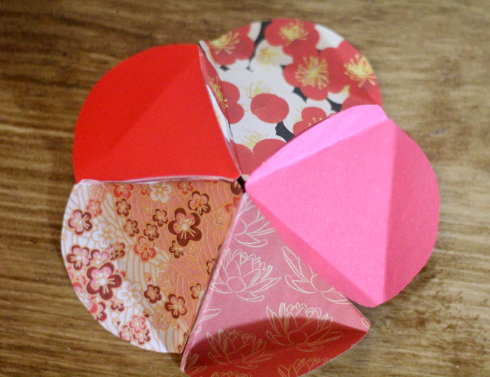 Make a beautiful apple paper globe to decroate your party or home! It's also a great sukkah decoration or rosh hashanah craft - for the Jewish High Holidays. This makes a perfect paper craft for teens and it's easy to adapt into anything.