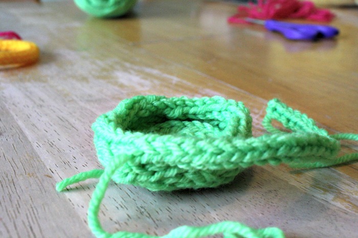 Make a lovely set of knit stacking bowls to organize your surface and hold trinkets, change, keys and more! It's perfect for toiletries, to spice up your bathroom decor, and more.