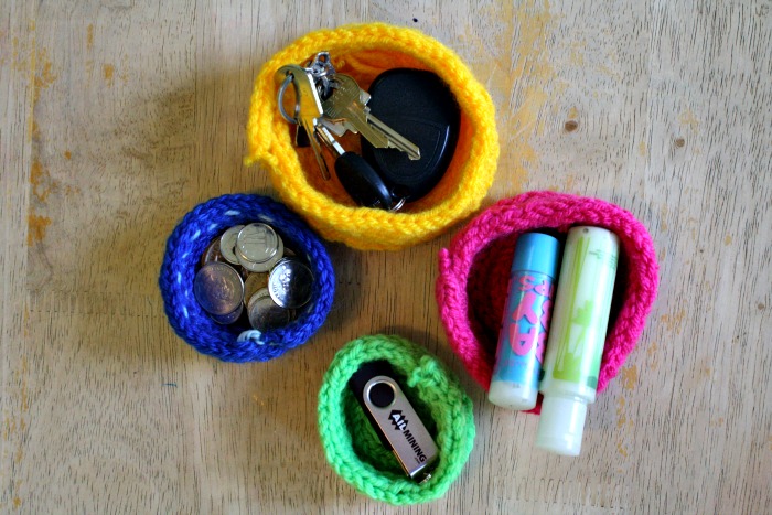 Make a lovely set of knit stacking bowls to organize your surface and hold trinkets, change, keys and more! It's perfect for toiletries, to spice up your bathroom decor, and more.