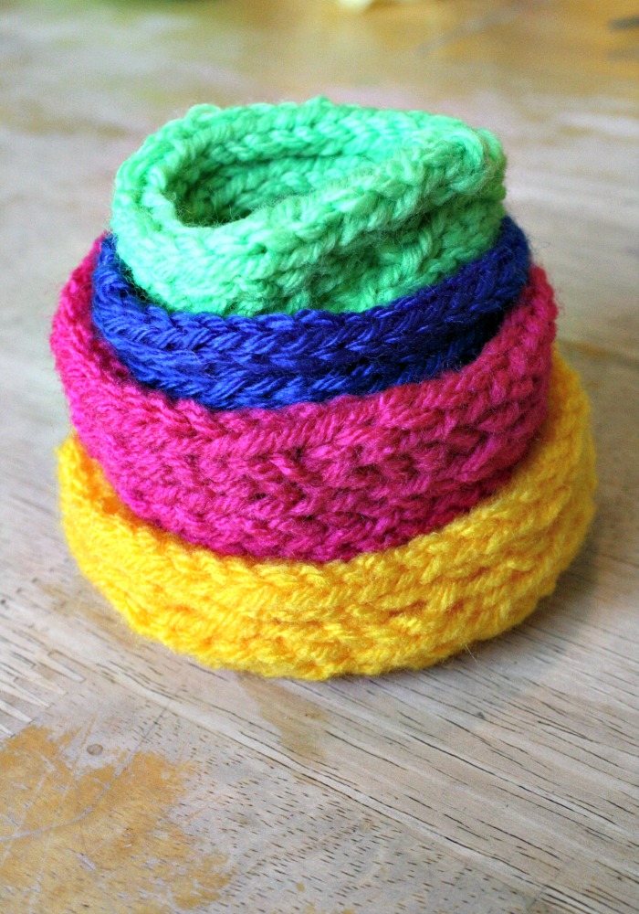 Make a lovely set of knit stacking bowls to organize your surface and hold trinkets, change, keys and more! It's perfect for toiletries, to spice up your bathroom decor, and more.