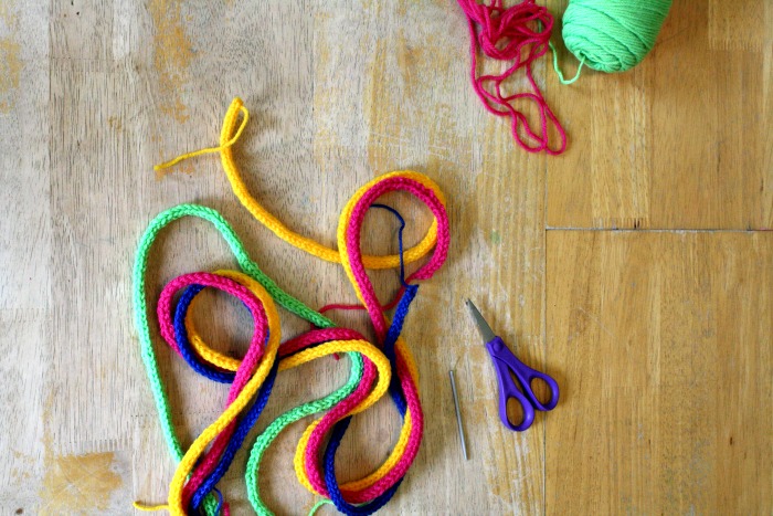 Make a lovely set of knit stacking bowls to organize your surface and hold trinkets, change, keys and more! It's perfect for toiletries, to spice up your bathroom decor, and more.