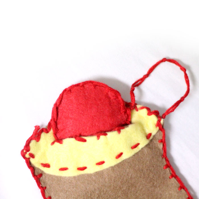 I love this DIY felt rosh hashanah toy based on the tradition of dipping the apple in the honey on the Jewish High Holidays! Make this DIY fine motor toy for toddlers in honor of the Jewish new year.