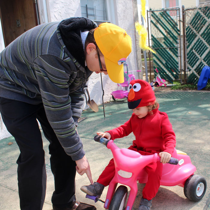 Family costumes are so much fun and this Sesame Street inspired family costume idea is so easy too! These DIY no sew costumes were quick and easy to throw togethe and perfect for toddlers or for a family to dress up together on Halloween or Purim.