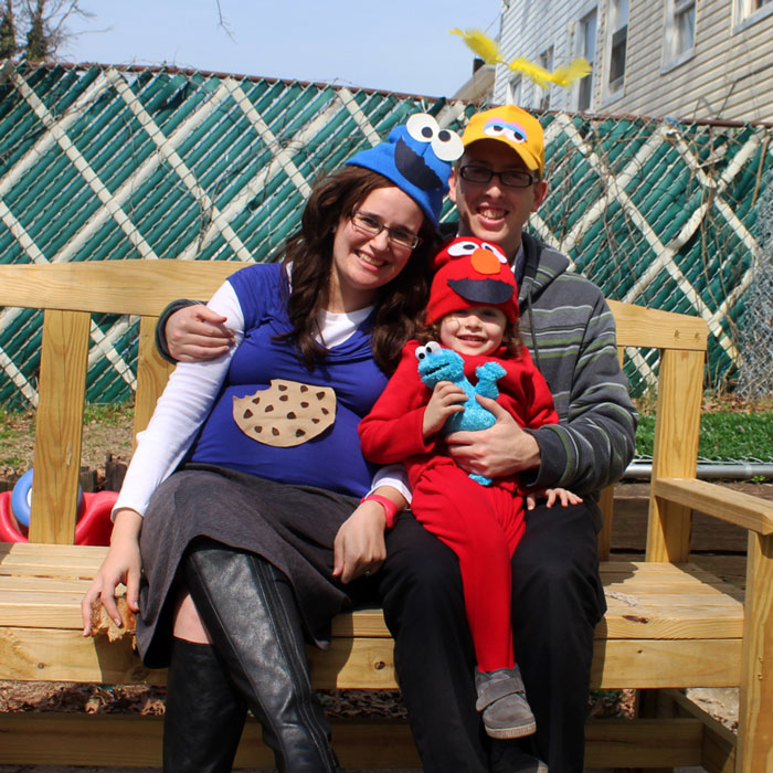 Family costumes are so much fun and this Sesame Street inspired family costume idea is so easy too! These DIY no sew costumes were quick and easy to throw togethe and perfect for toddlers or for a family to dress up together on Halloween or Purim.