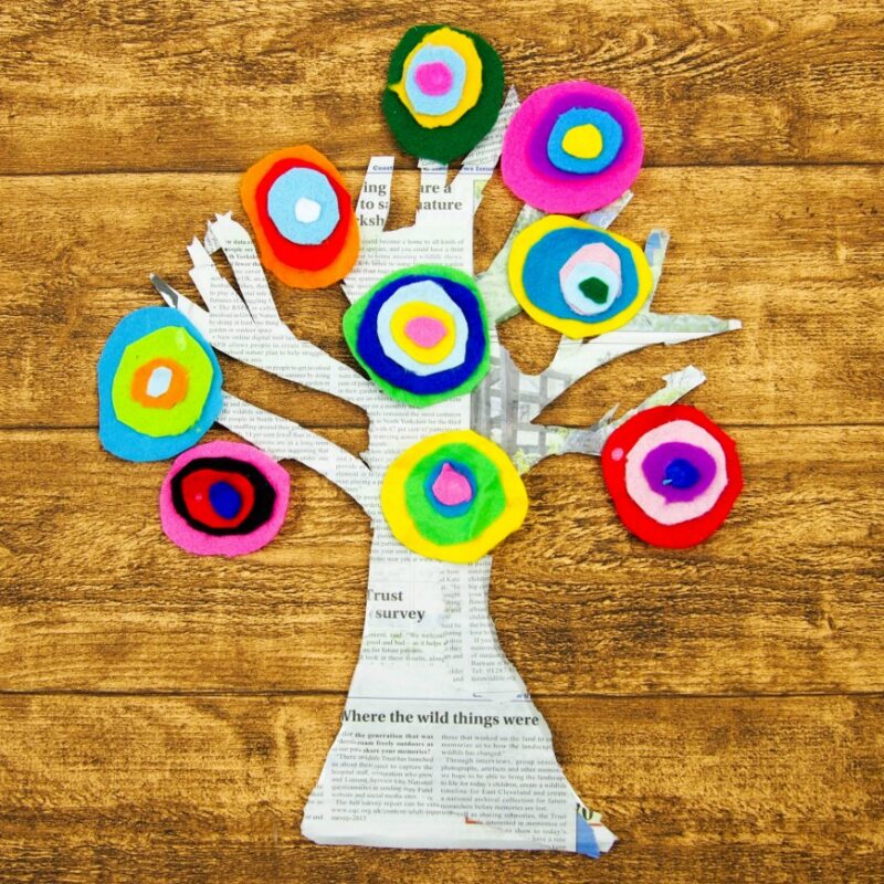 Don't throw away your felt scraps! These 18 cool things to make with felt scraps include a variety of easy felt crafts that can also be made from sampler packs. Click to see eighteen cool crafts for kids, teens, and adults.