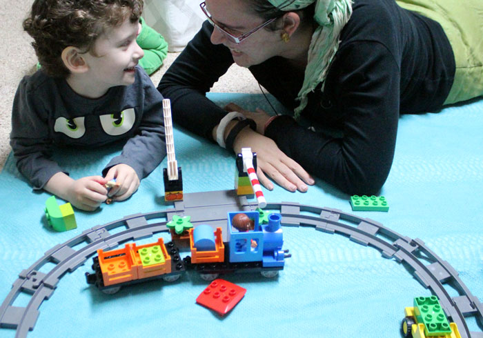 Love these ideas for a playdate with mom - perfect way for mothers to spend time with preschool age children! It includes snack ideas, activities, lots of things to do with LEGO DUPLO bricks, tons of educational fun ideas for toddlers and preschool.