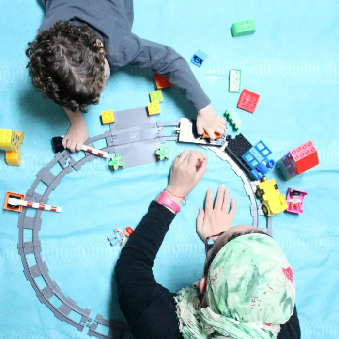 Love these ideas for a playdate with mom - perfect way for mothers to spend time with preschool age children! It includes snack ideas, activities, lots of things to do with LEGO DUPLO bricks, tons of educational fun ideas for toddlers and preschool.