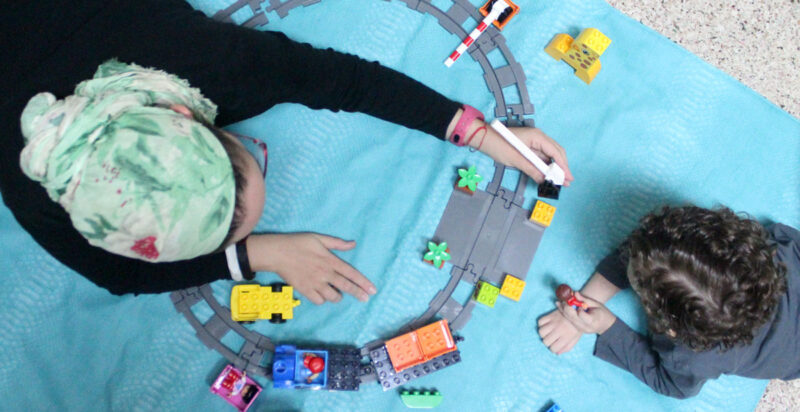 Love these ideas for a playdate with mom - perfect way for mothers to spend time with preschool age children! It includes snack ideas, activities, lots of things to do with LEGO DUPLO bricks, tons of educational fun ideas for toddlers and preschool.